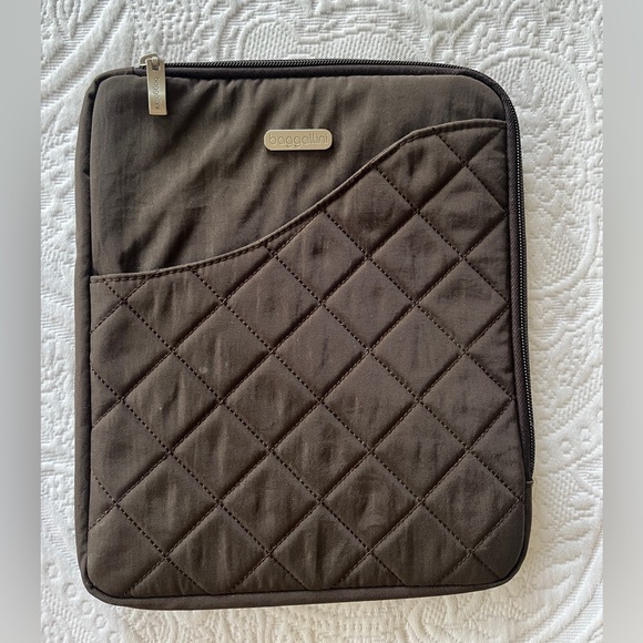 Baggallini Other - Bagallini Zippered Tablet Sleeve, Chocolate Brown Quilted iPad Cover